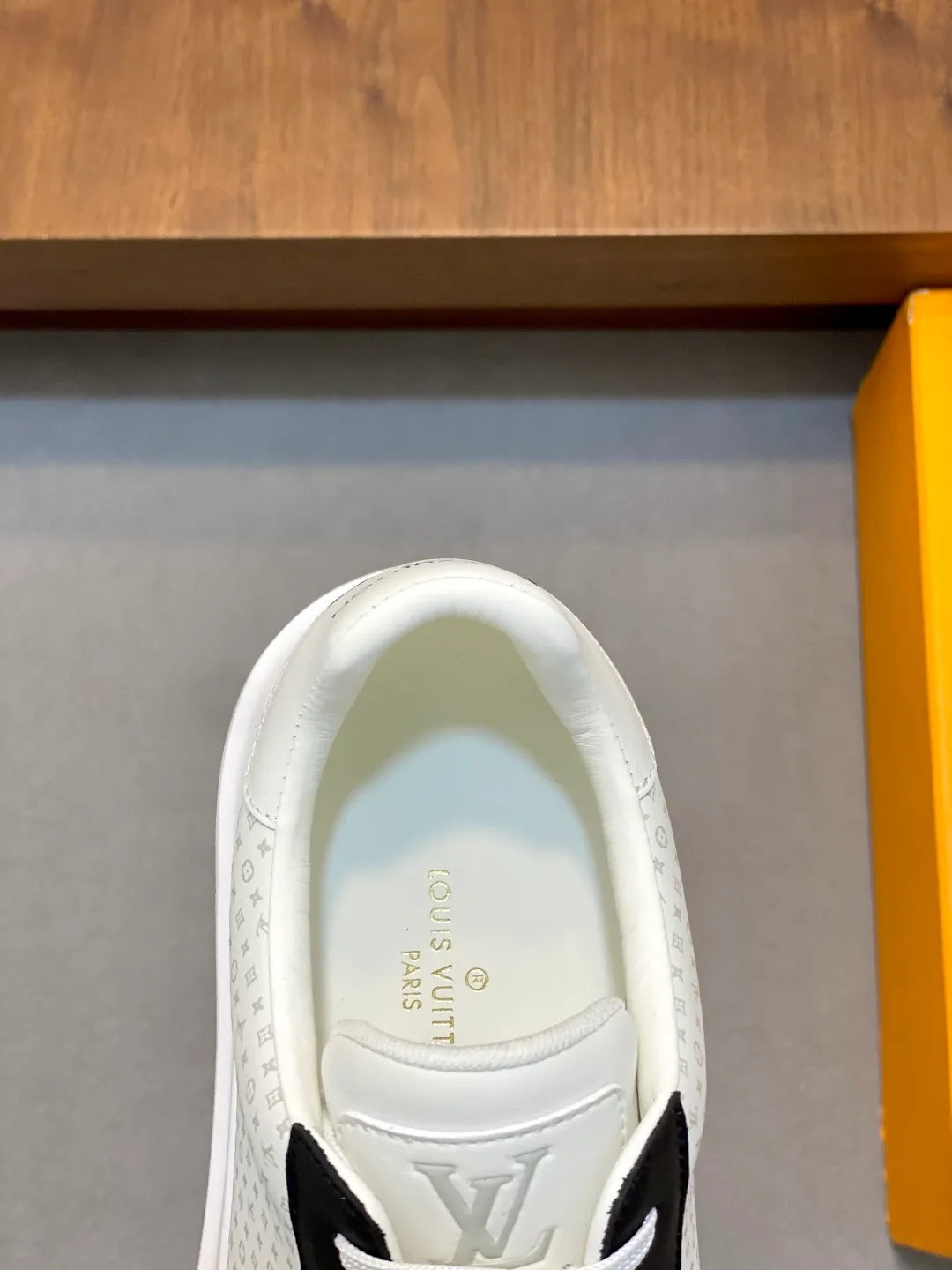 Factory price: 400💰LV🆕 New men's high-end casual sports shoes, using imported first-layer cowhide silk-screened brand lougou, original ultra-light men's shoes 💰u outsole, wear-resistant and comfortable, Monogram lougou embellished rubber outsole, breathable mesh lining, versatile classic style! Size: 38-44 (.45, 46 customized)